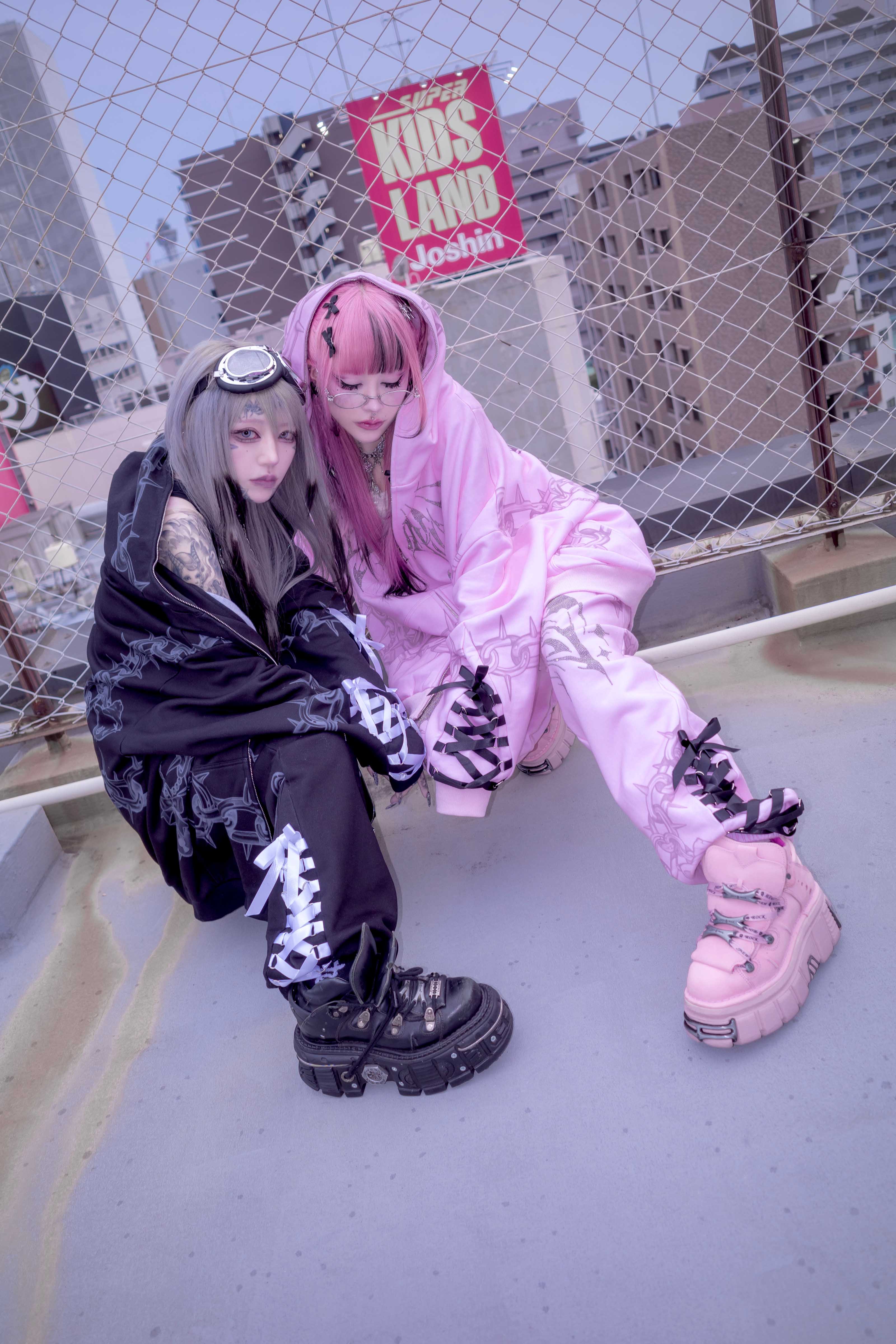 Death Kiss Chain Sweatpants ♡ Black