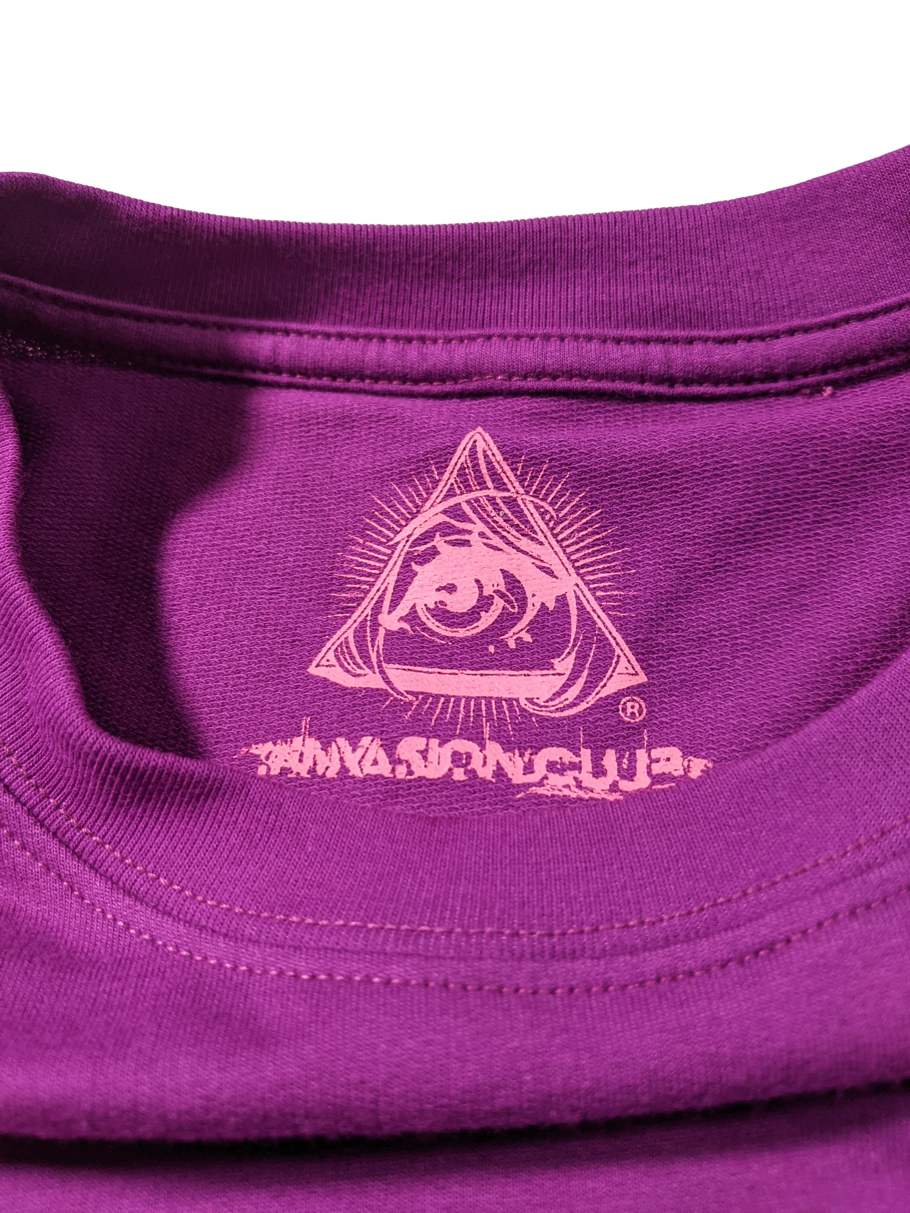 増殖細菌 ファージちゃん Tシャツ (パープル) – Invasion Club